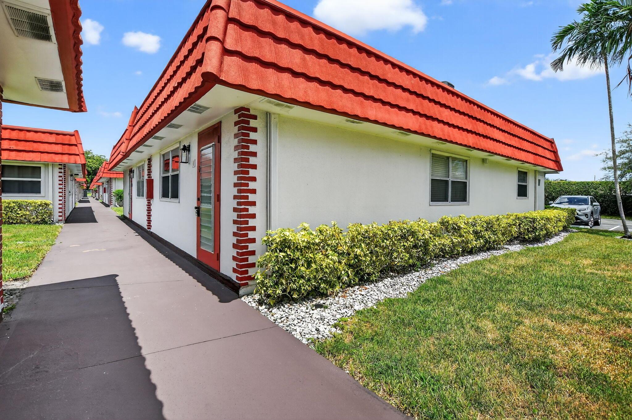 Welcome home! This one-story end-unit villa has 1 bedroom and 1.5 bathrooms. It features tile floors, an open kitchen, and a nicely updated main bathroom. Move-in ready with a washer and dryer, storage closet, and enclosed patio.Kings Point is a resort-style community with indoor and outdoor pools, two golf courses, a cafe, a renovated clubhouse, theater, library, spa, gym, tennis, pickleball, courtesy bus and more! Close to the beach, I-95, and the Turnpike.
