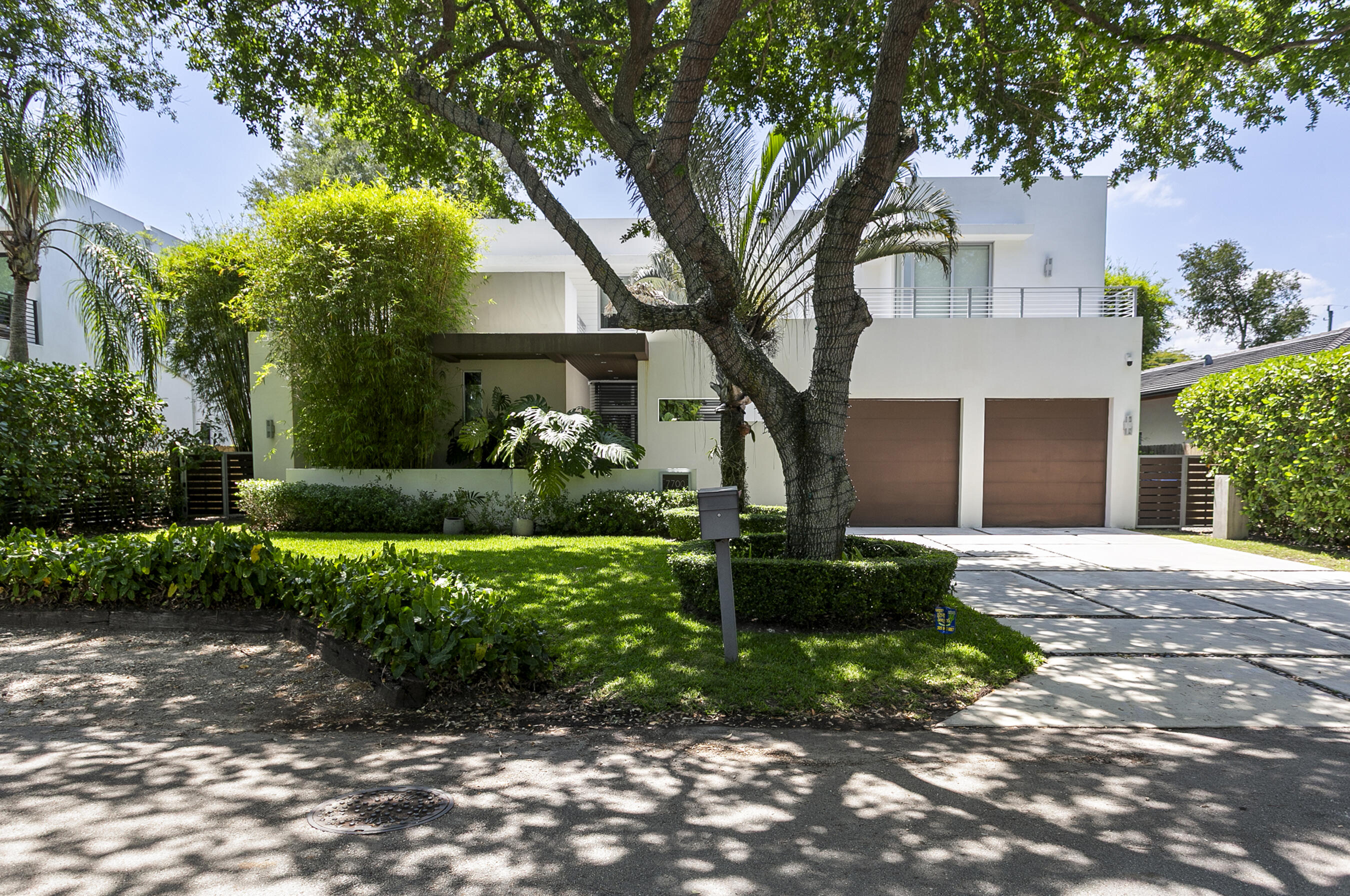 7700 SW 53rd Court, Miami, FL, 33143/$5,299,000 1 7700 SW 53rd Court