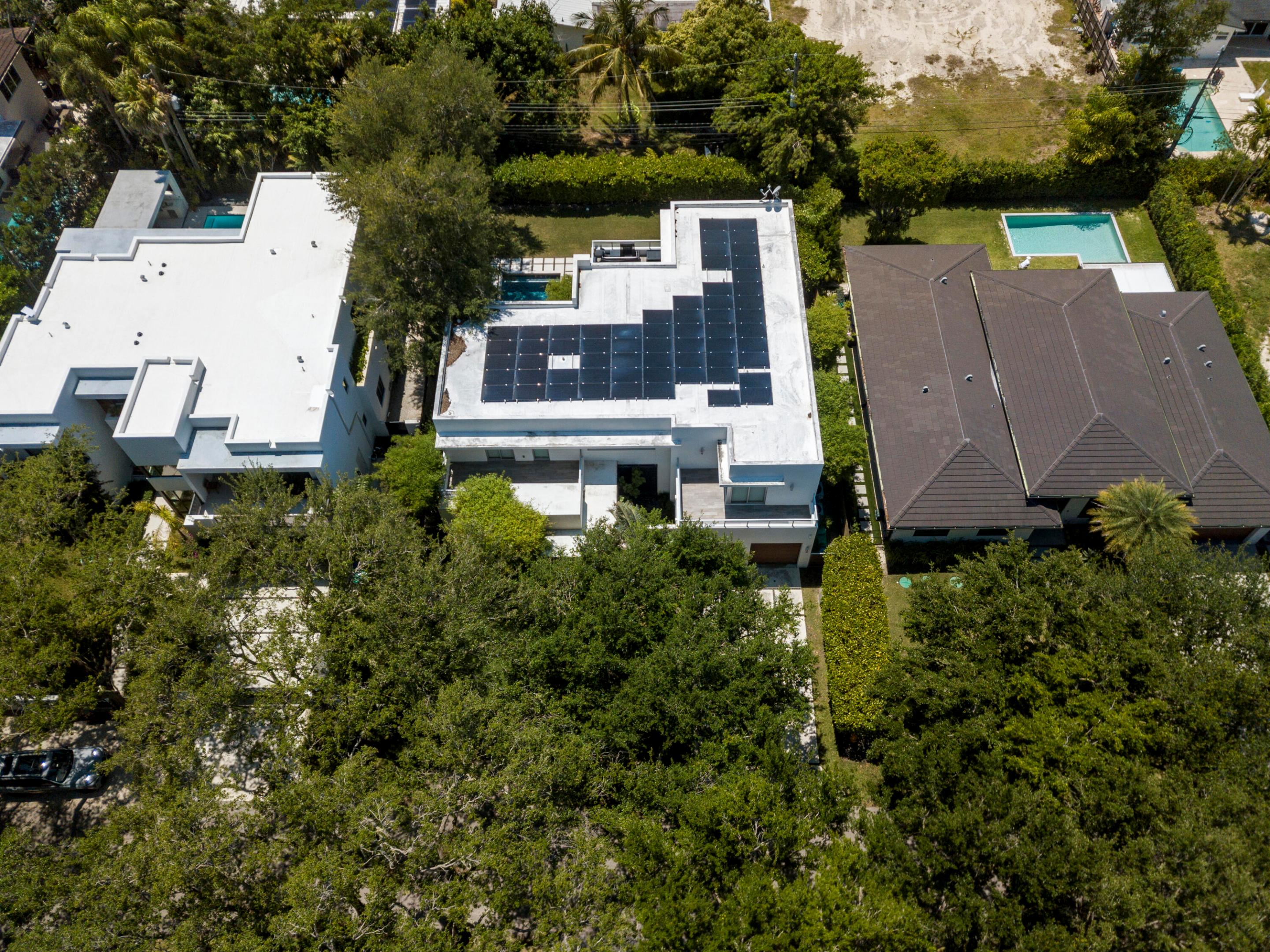 7700 SW 53rd Court, Miami, FL, 33143/$5,299,000 3 7700 SW 53rd Court