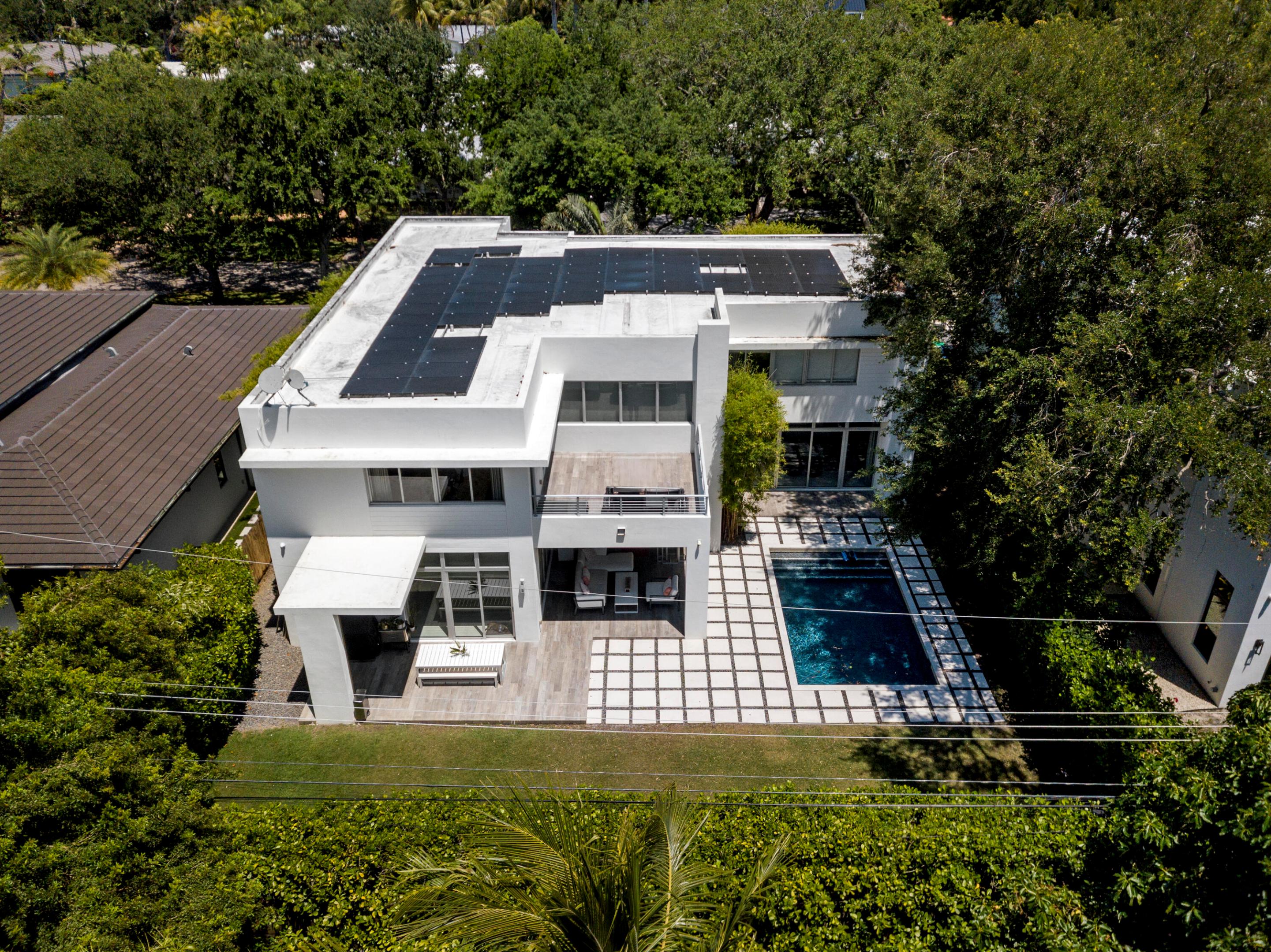 7700 SW 53rd Court, Miami, FL, 33143/$5,299,000 2 7700 SW 53rd Court
