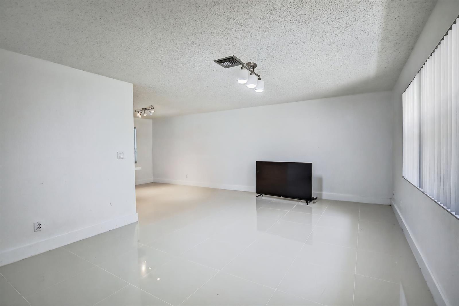 DAVIE LAKE ESTATES - Residential Lease