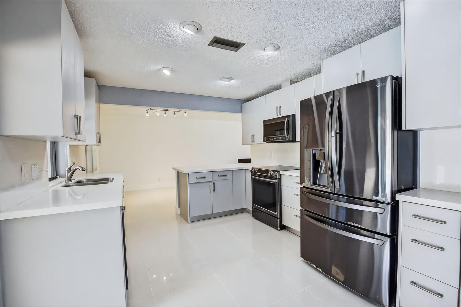 DAVIE LAKE ESTATES - Residential Lease