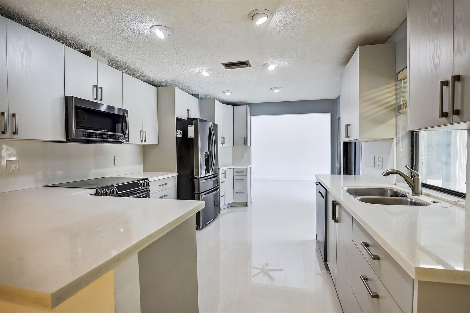 DAVIE LAKE ESTATES - Residential Lease