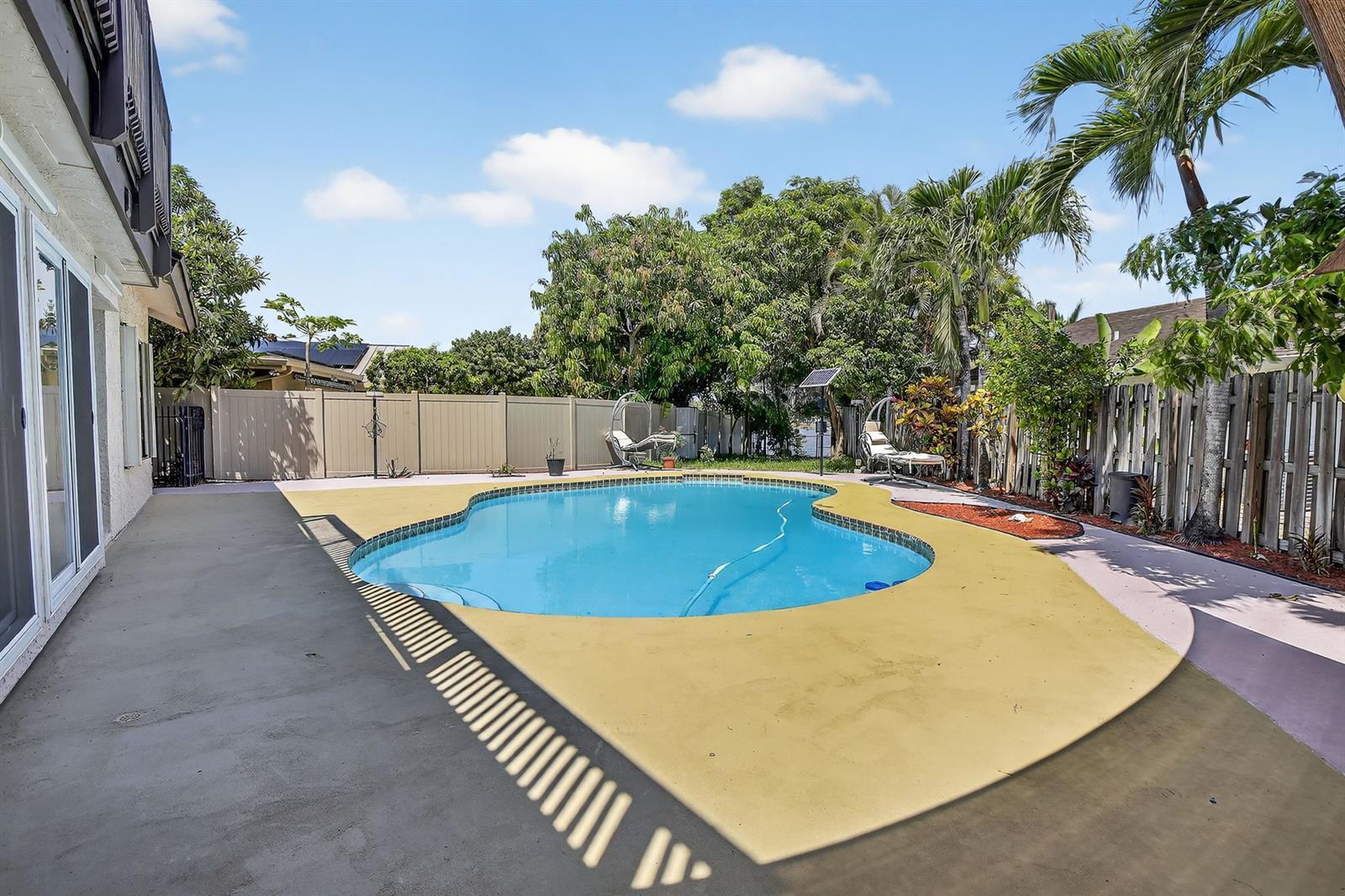 DAVIE LAKE ESTATES - Residential Lease