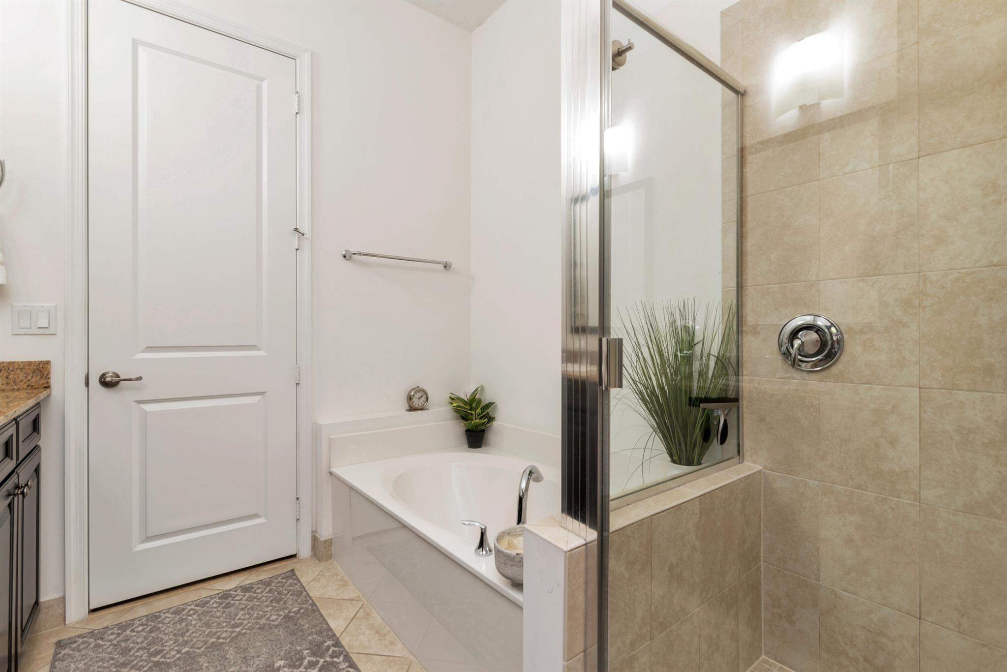 VILLAS ON ANTIQUE ROW - Residential