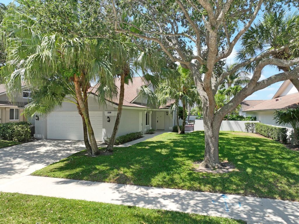 Photo of 228 Ridge Road, Jupiter, FL 33477 (MLS # R10987081)