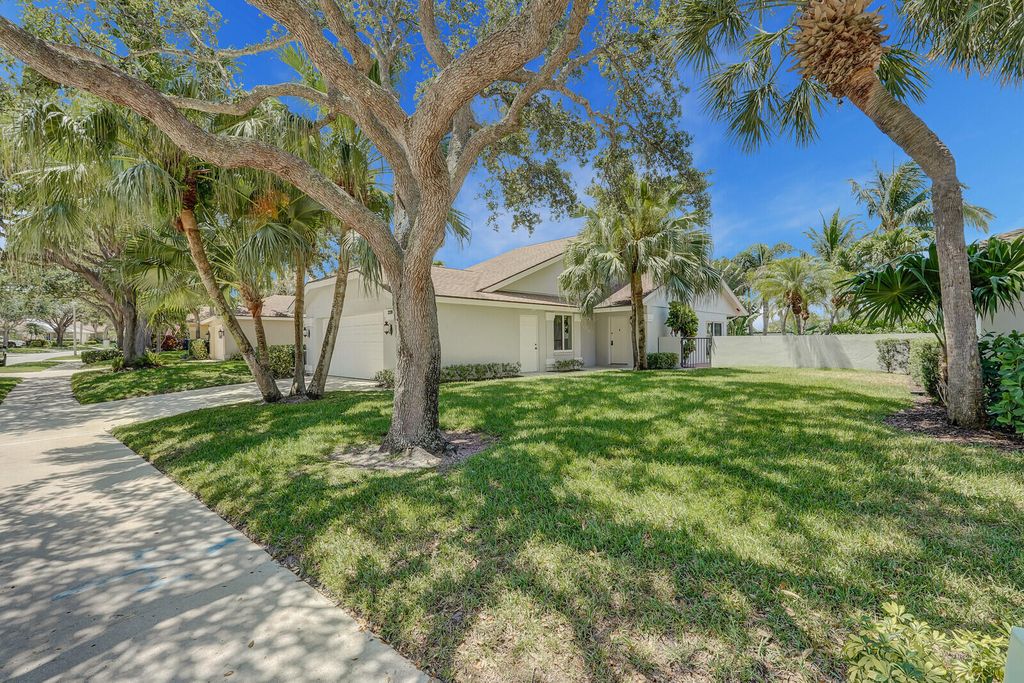 Photo of 228 Ridge Road, Jupiter, FL 33477 (MLS # R10987081)