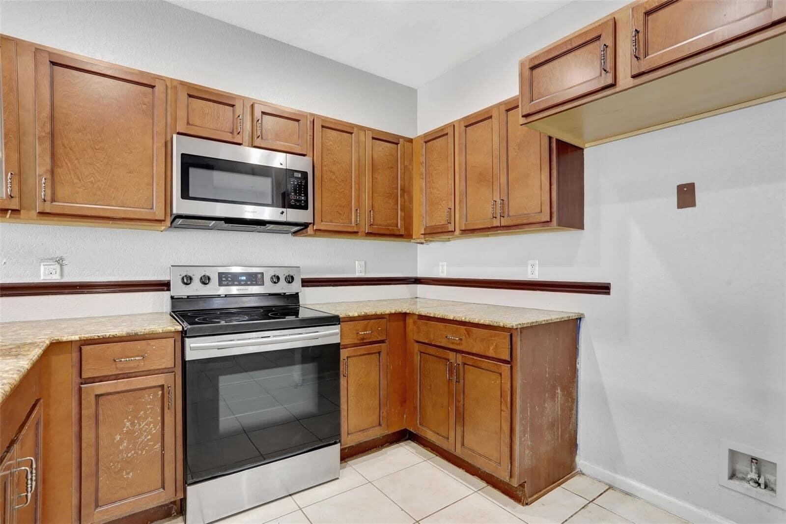 3427 NW 14th Court