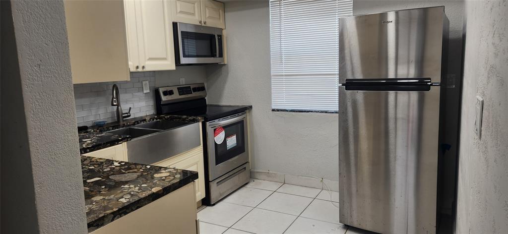Beautiful 2-Bedroom and 2-Bath unit. Excellent location! Enjoy the convenience of being within a short distance to the beach, supermarkets, shopping, entertainment, and more. WATER, ELECTRICITY and INTERNET INCLUDED. Property available 08/30/2025.