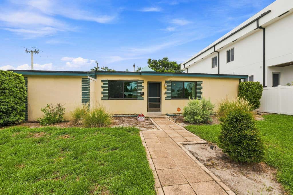 Photo of 1344 NE 13TH Avenue, Fort Lauderdale, FL 33304 (MLS # B26062227)