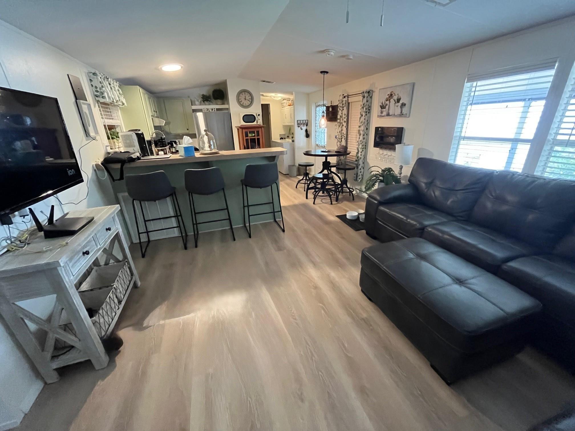 2261 SW 85th Ter, Davie, FL, 33324/$230,000 4 2261 SW 85th Ter
