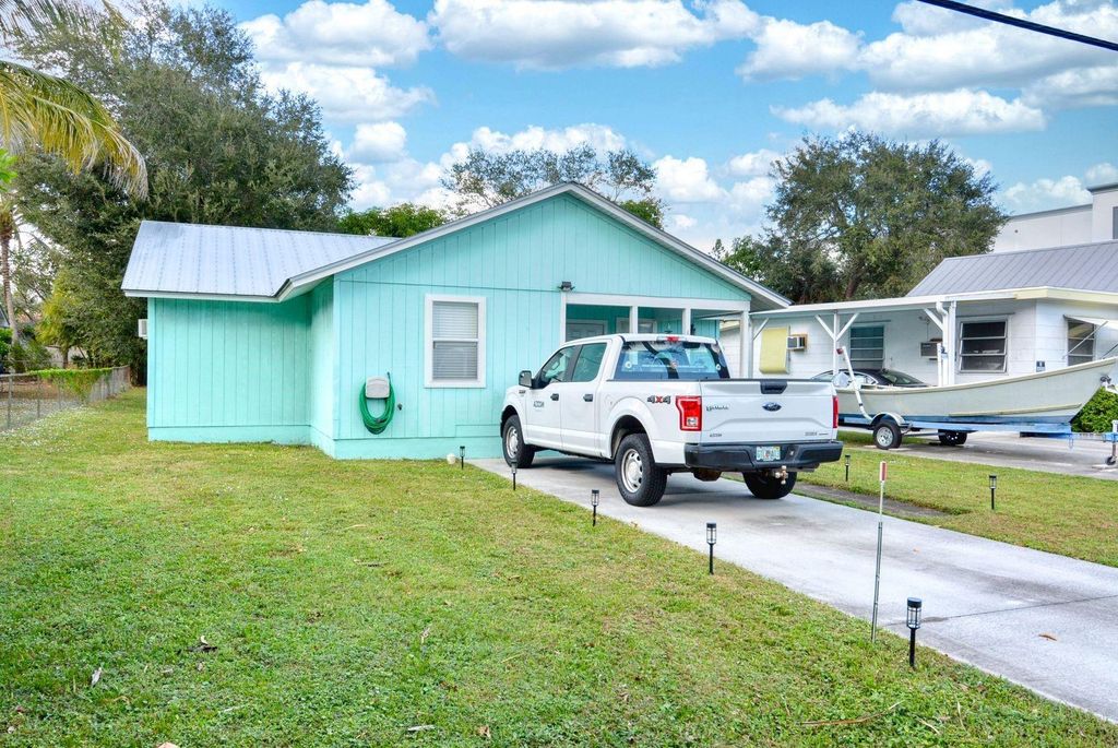 Photo of 652 SW Pine Avenue, Stuart, FL 34994 (MLS # F10433133)