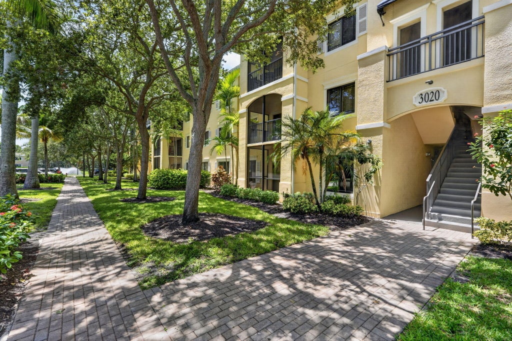 Photo of 3020 Alcazar Place, Palm Beach Gardens, FL 33410 (MLS # B26092218)