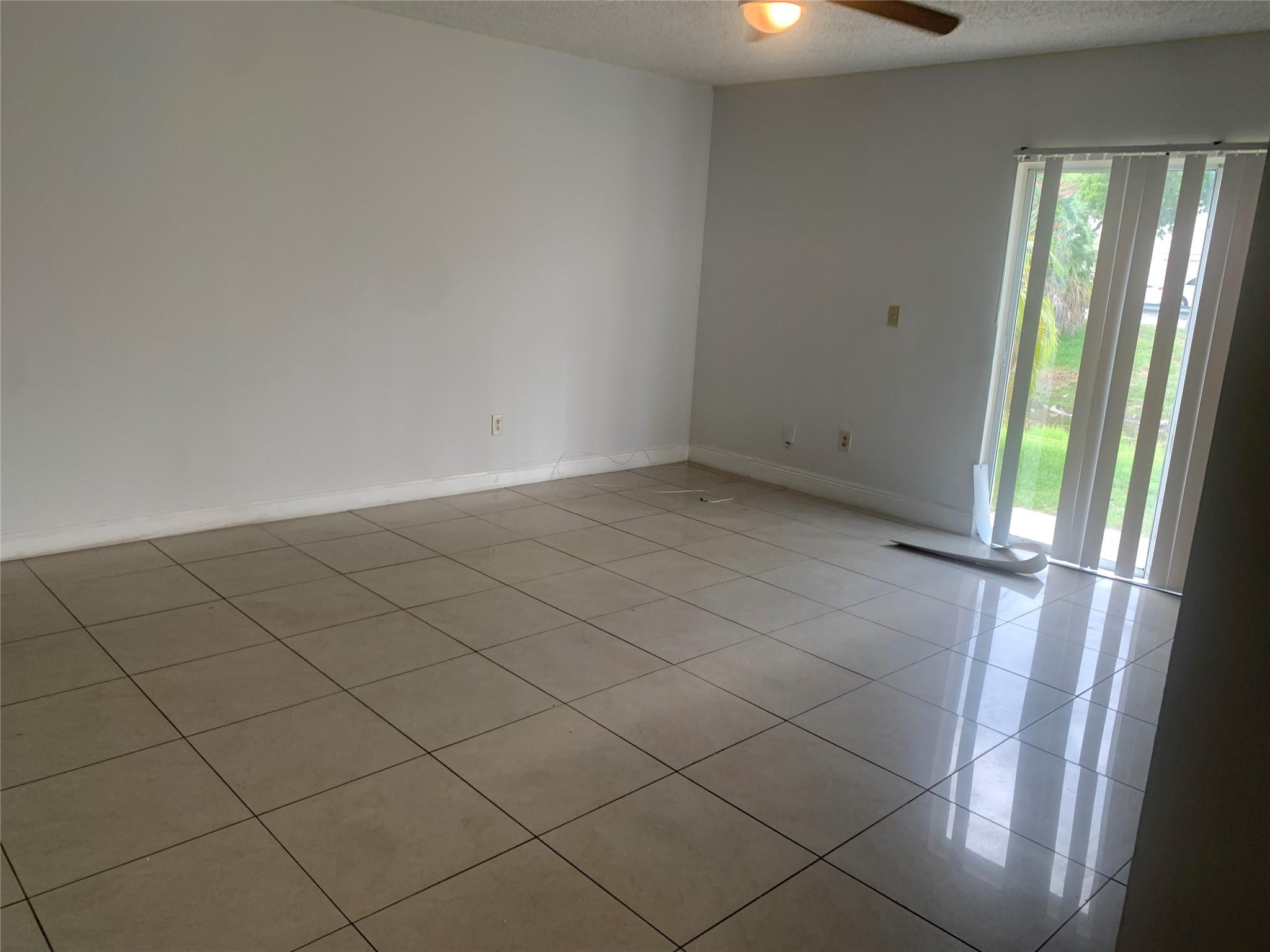 LARGE 3/2 UNIT IN A 4 PLEX FOR IMMEDIATE MOVE IN. GREAT LOCATION AND CONDITION. WASHER AND DRYER IN UNIT. TENANT PAYS ALL UTLITIES.