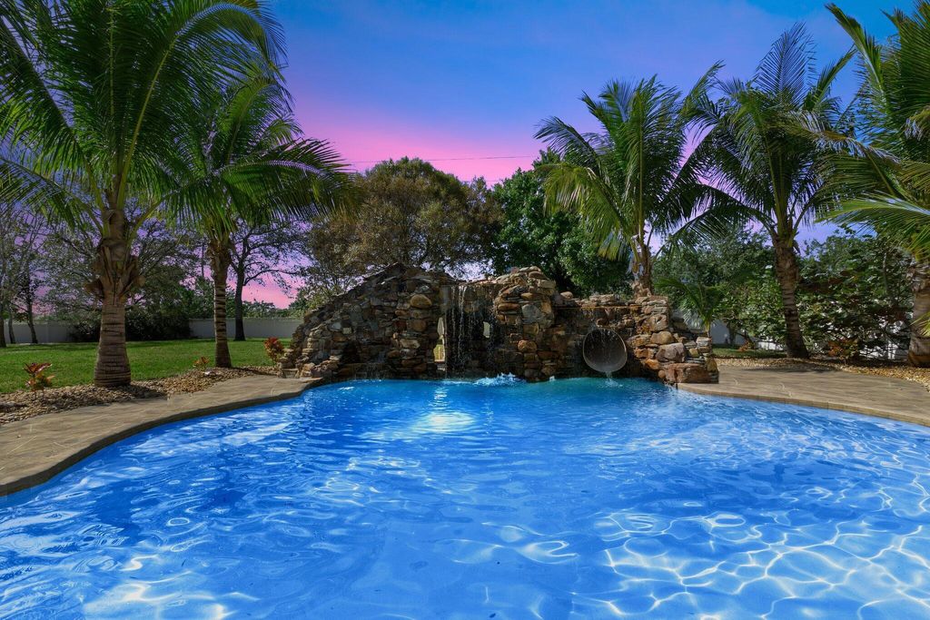 Photo of 71 Woodcrest Drive, Fort Pierce, FL 34945 (MLS # R10956805)