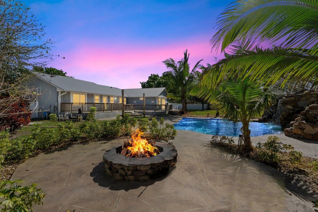 Photo of 71 Woodcrest Drive, Fort Pierce, FL 34945 (MLS # R10956805)