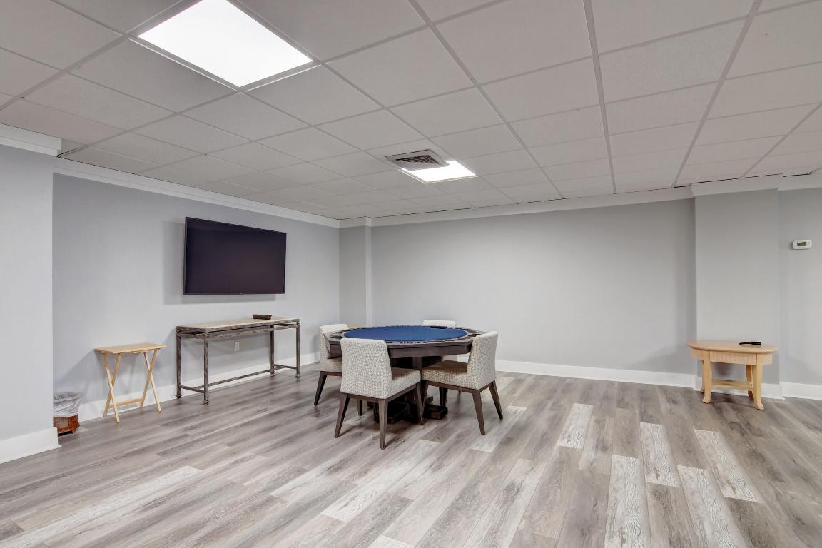 BARCLAY CONDO - Residential