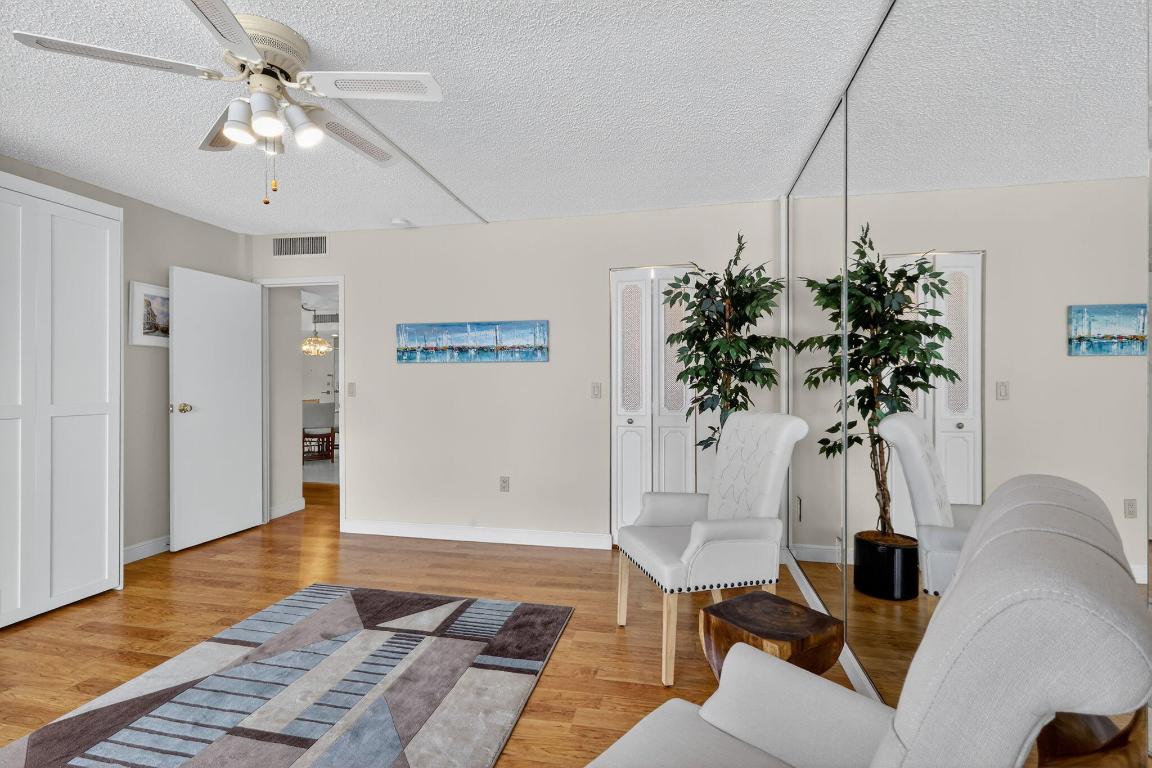 BARCLAY CONDO - Residential