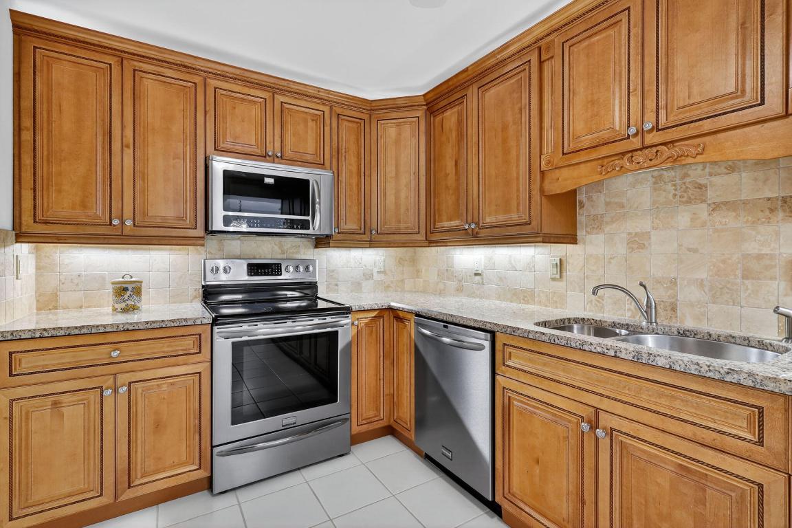 BARCLAY CONDO - Residential