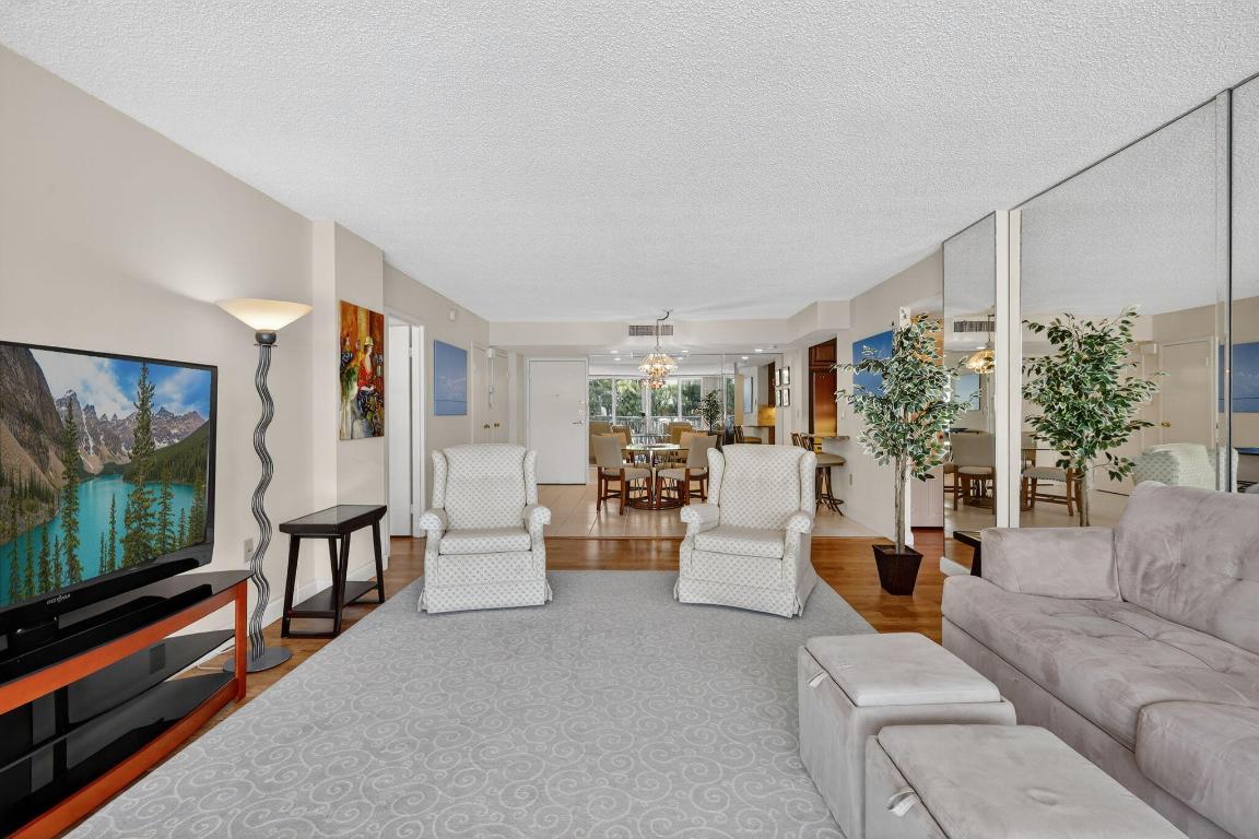 BARCLAY CONDO - Residential