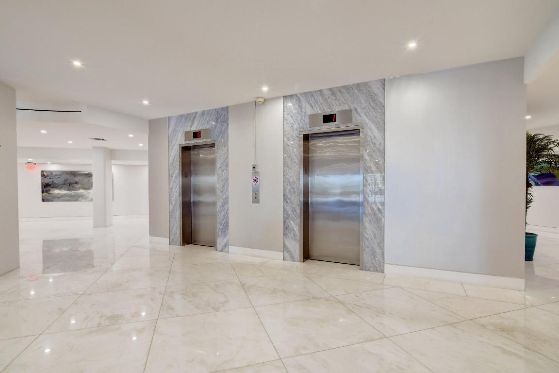 BARCLAY CONDO - Residential