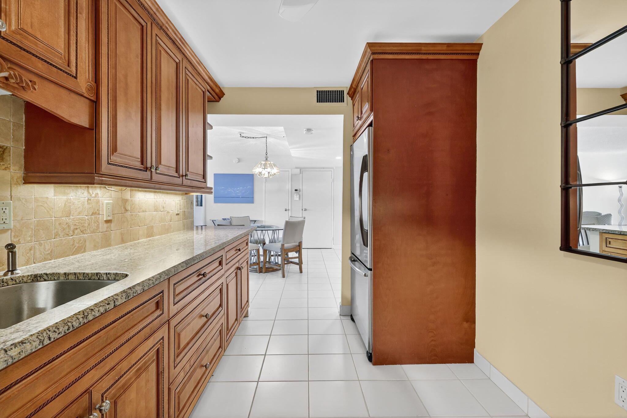 BARCLAY CONDO - Residential