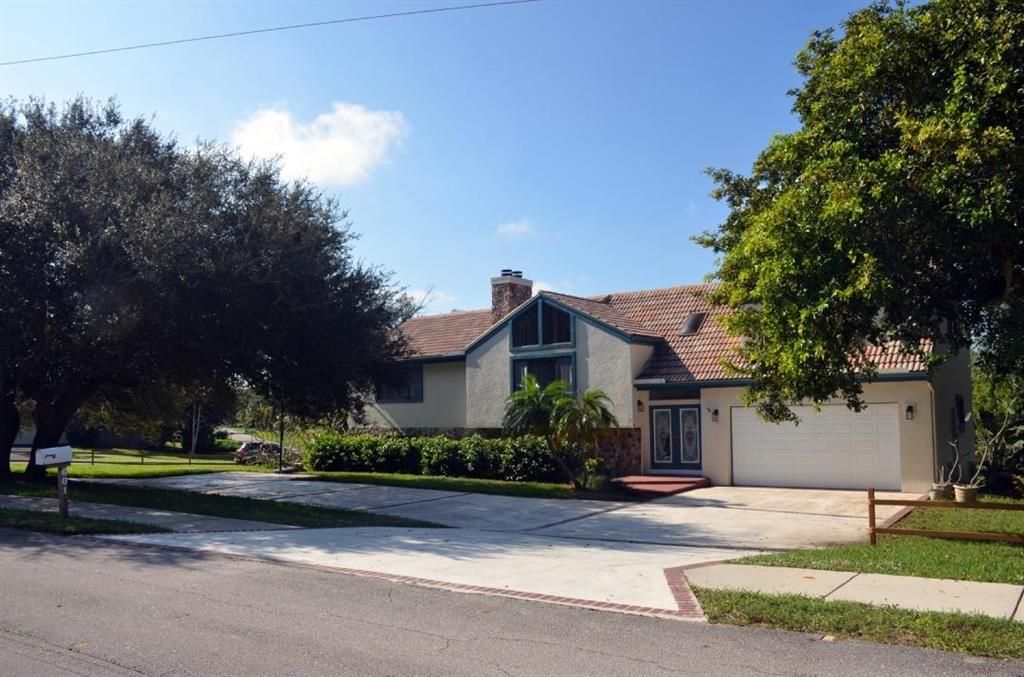 Photo of 601 High Street, Boca Raton, FL 33432 (MLS # R10671136)