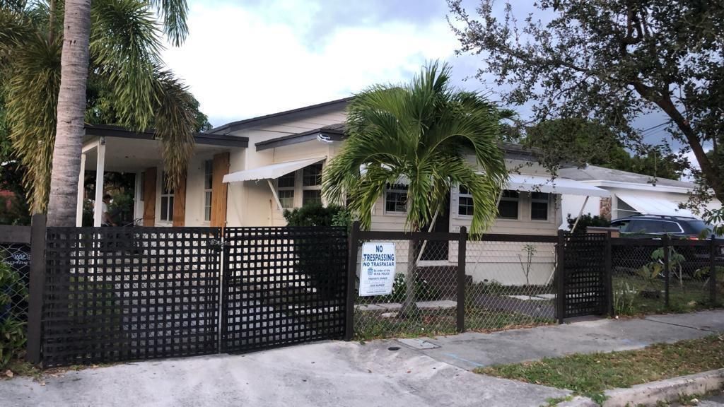 Photo of 1115 Grant Street, West Palm Beach, FL 33407 (MLS # B26035011)