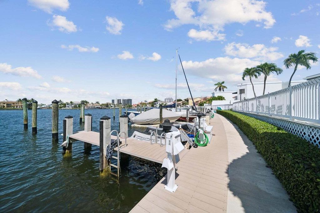 Photo of 100 Pelican Pointe Drive #1020, Delray Beach, FL 33483 (MLS # R11043918)