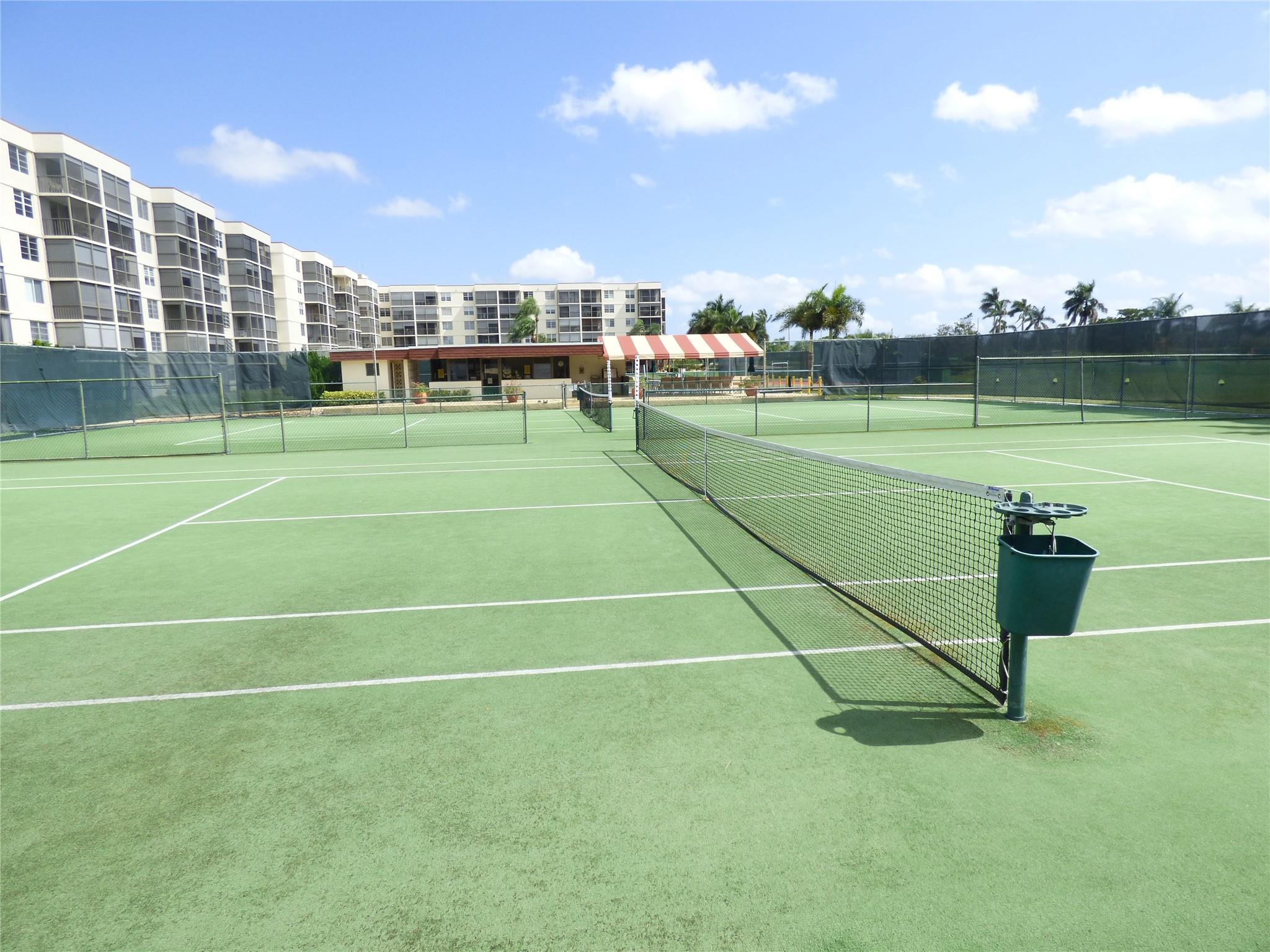 HOLLYBROOK GOLF & TENNIS - Residential