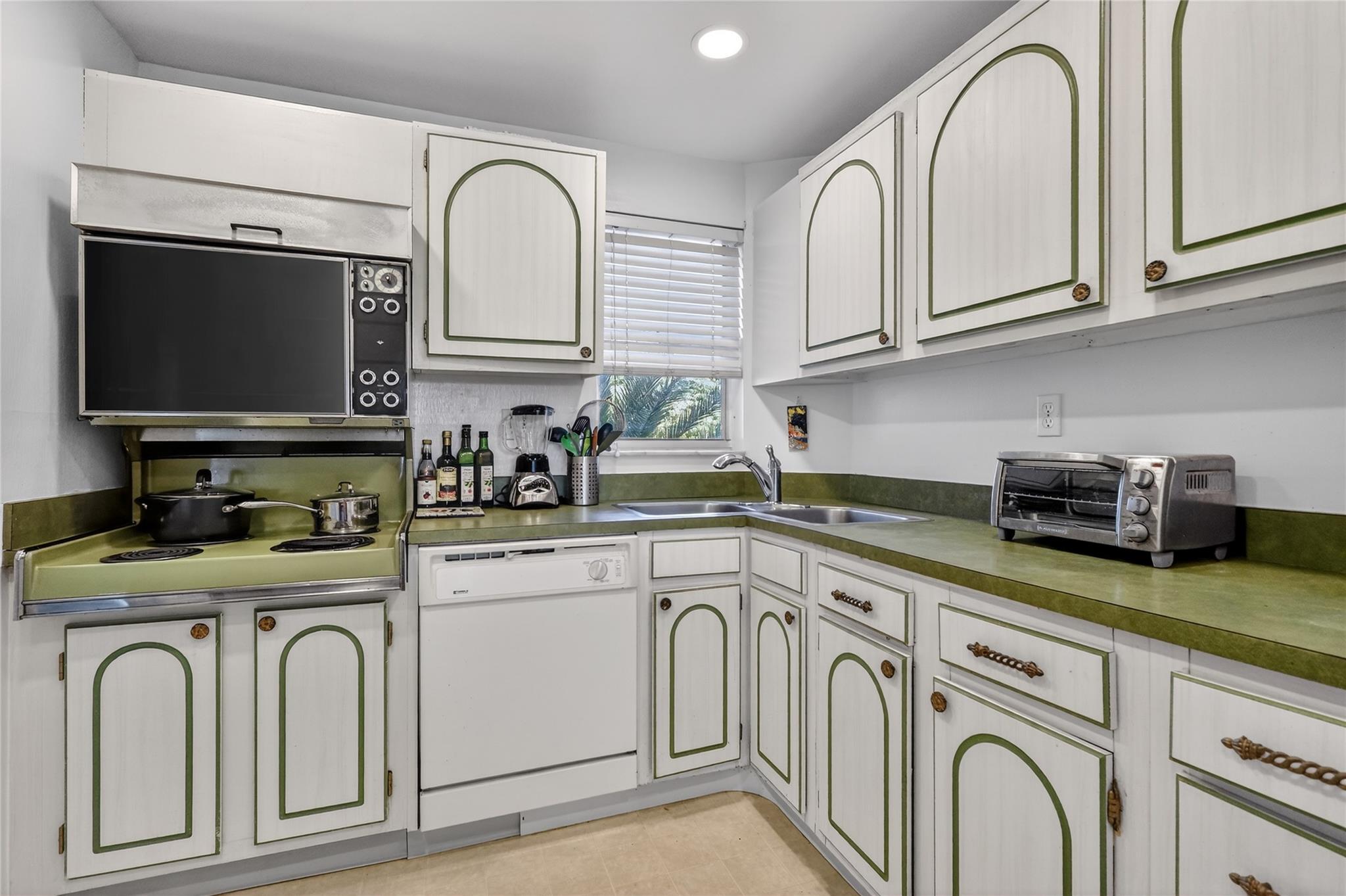 HOLLYBROOK GOLF & TENNIS - Residential