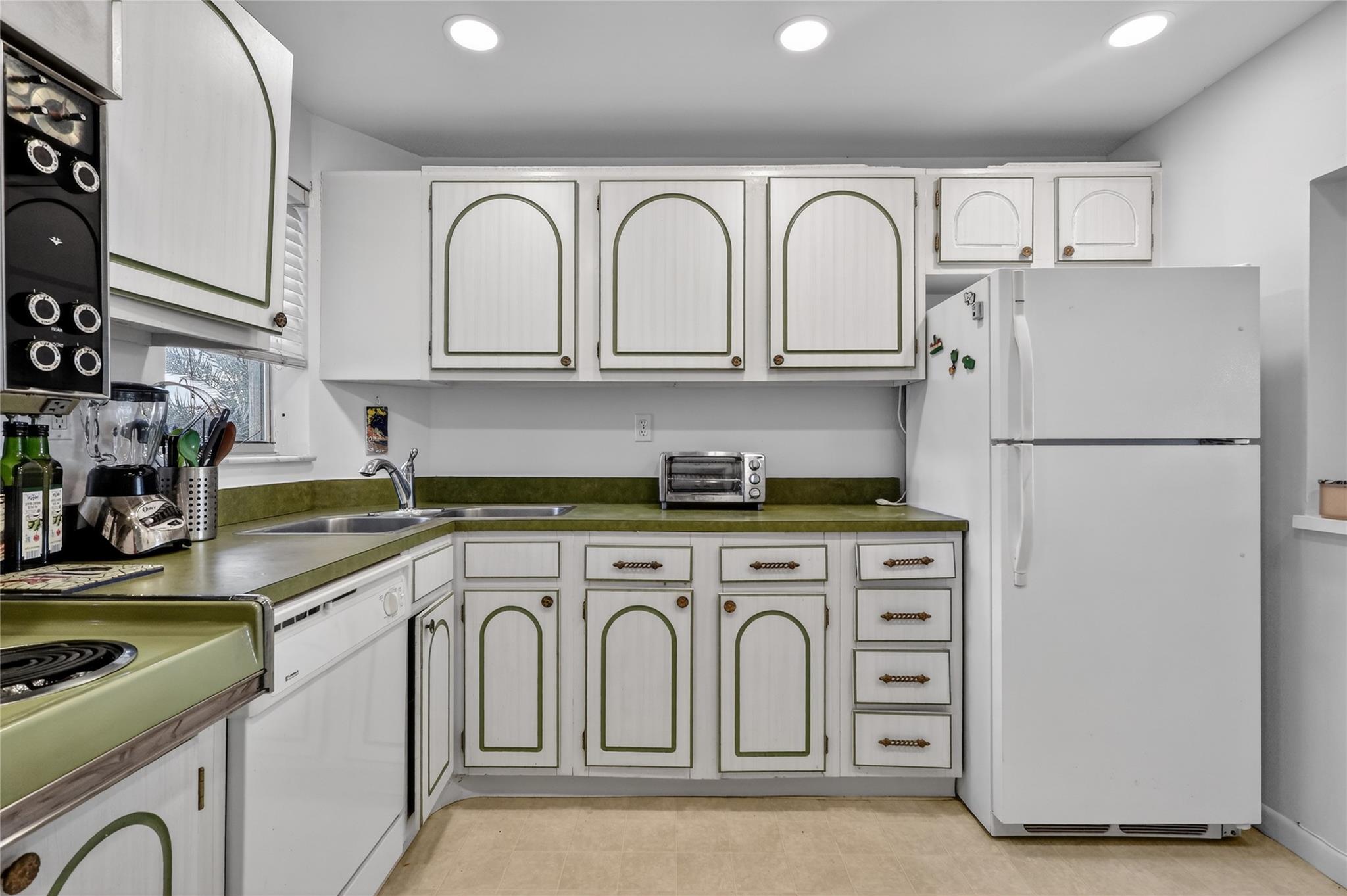 HOLLYBROOK GOLF & TENNIS - Residential