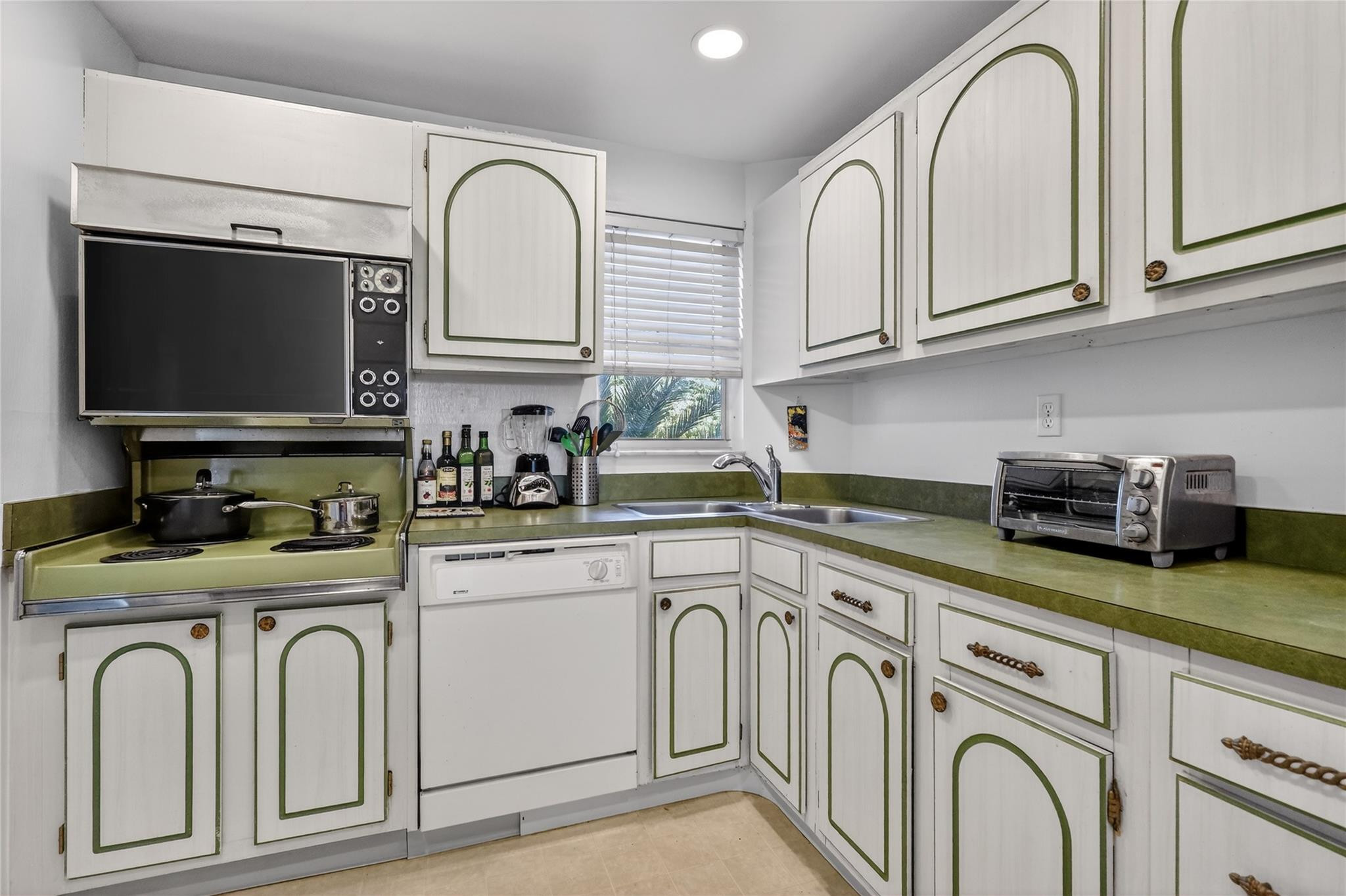 HOLLYBROOK GOLF & TENNIS - Residential