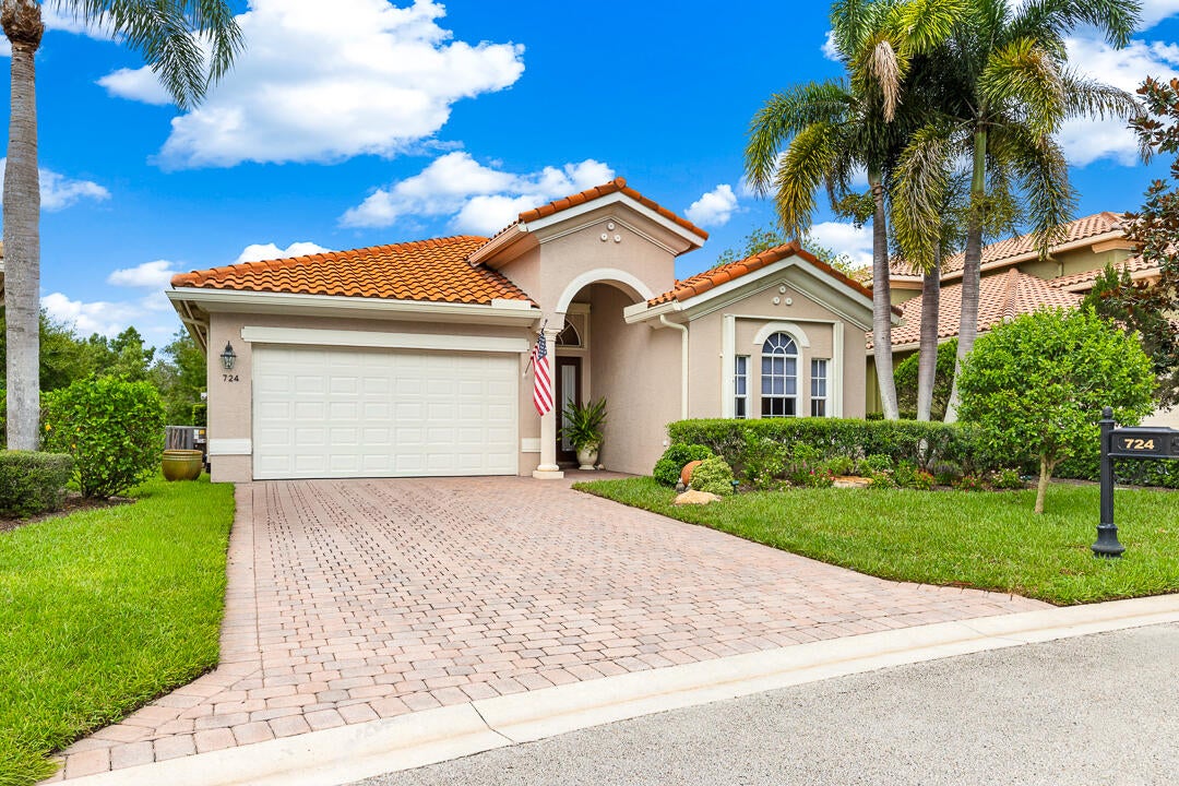 724 SW PEBBLE Lane