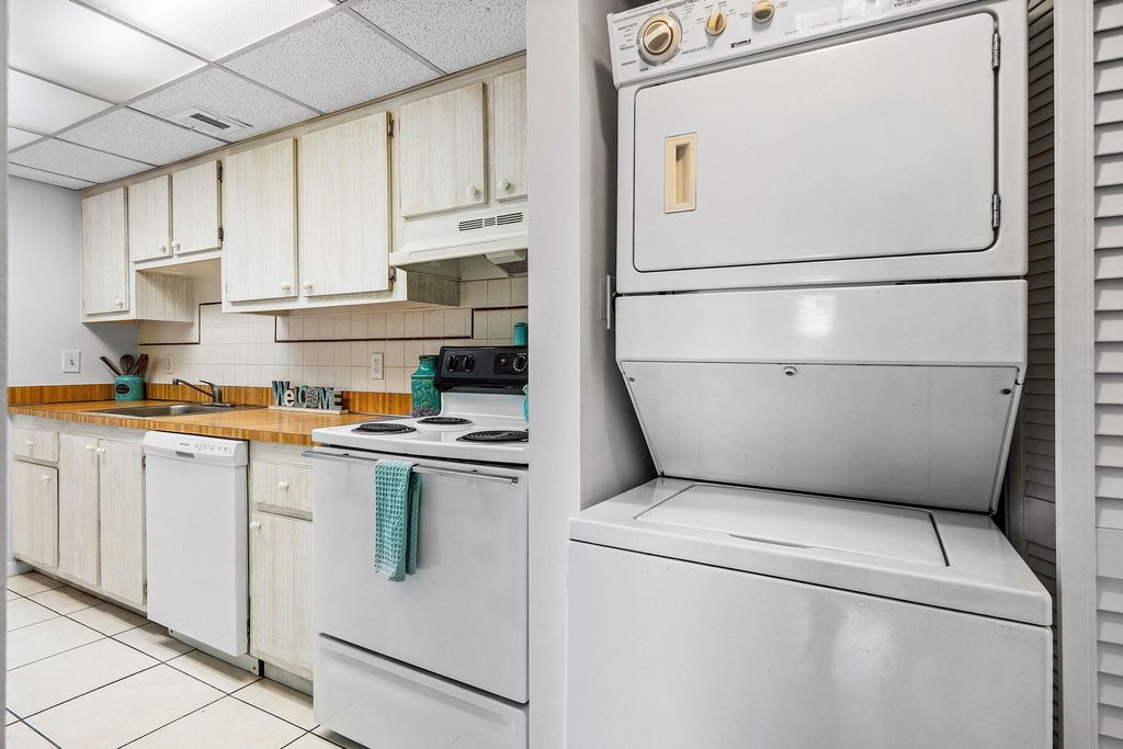 Photo of 1876 Fairview Villas Drive #3, Palm Springs, FL 33406 (MLS # R11125126)