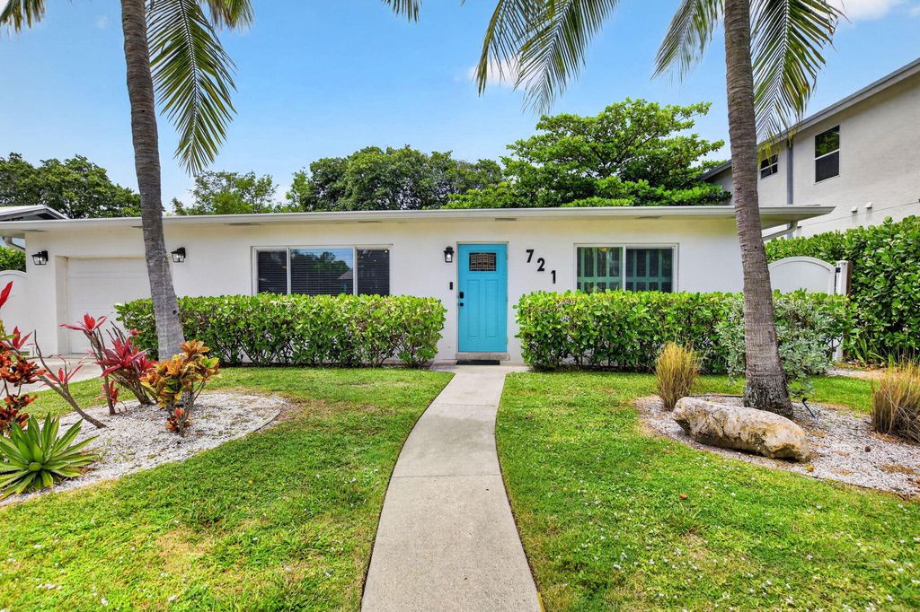 Photo of 721 NE 8th Avenue, Boynton Beach, FL 33435 (MLS # B26036174)