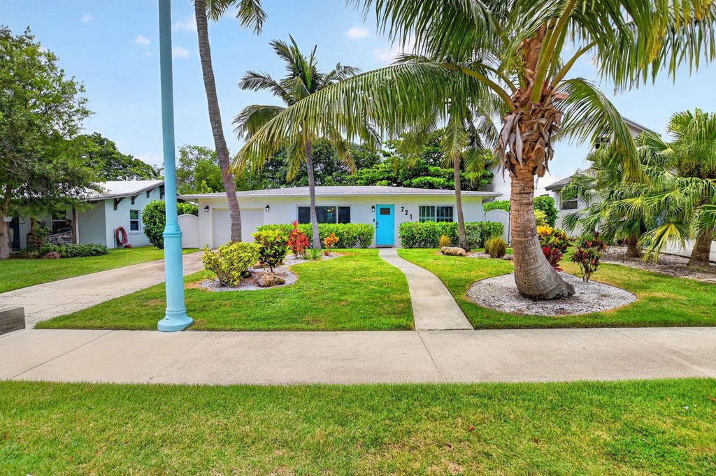 Photo of 721 NE 8th Avenue, Boynton Beach, FL 33435 (MLS # B26036174)