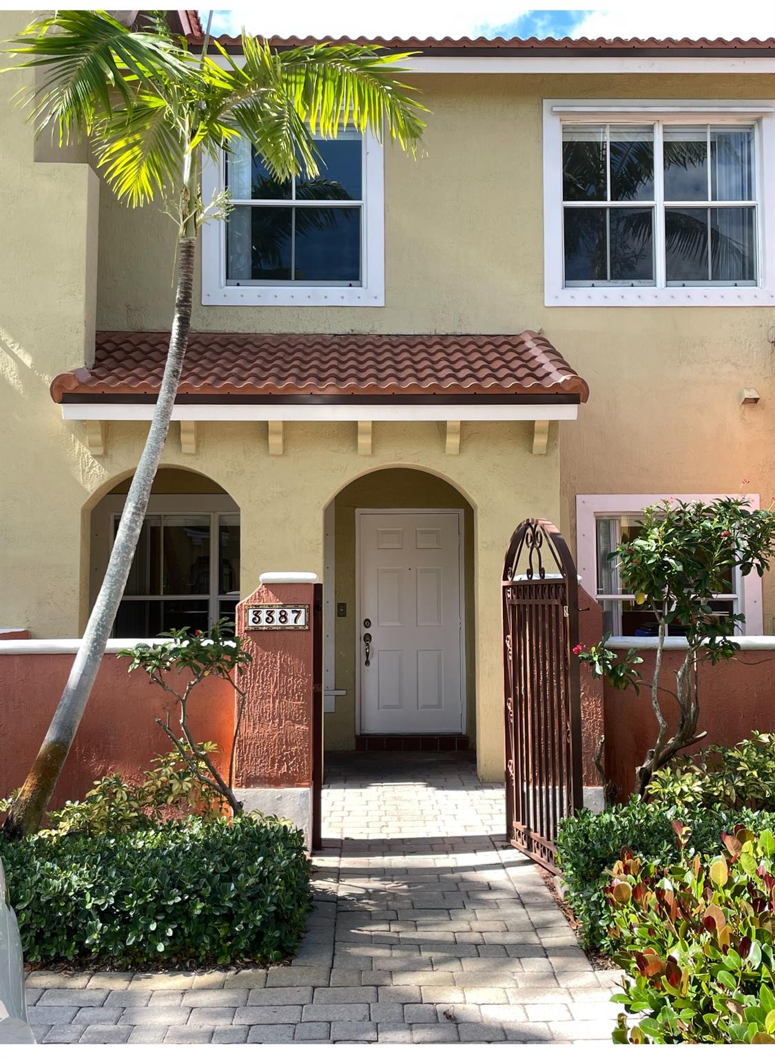 PRICE CUT... Townhouse for sale. Great for investor. Rental allow after closing. Pool. 2 bedrooms and 2.5 bathroom townhome, 2nd story. tile on first floor, wood floor on 2nd wood floor, in excellent condition, new paint. ready for move in. Gated community, close to shopping. make a deal. easy to show.