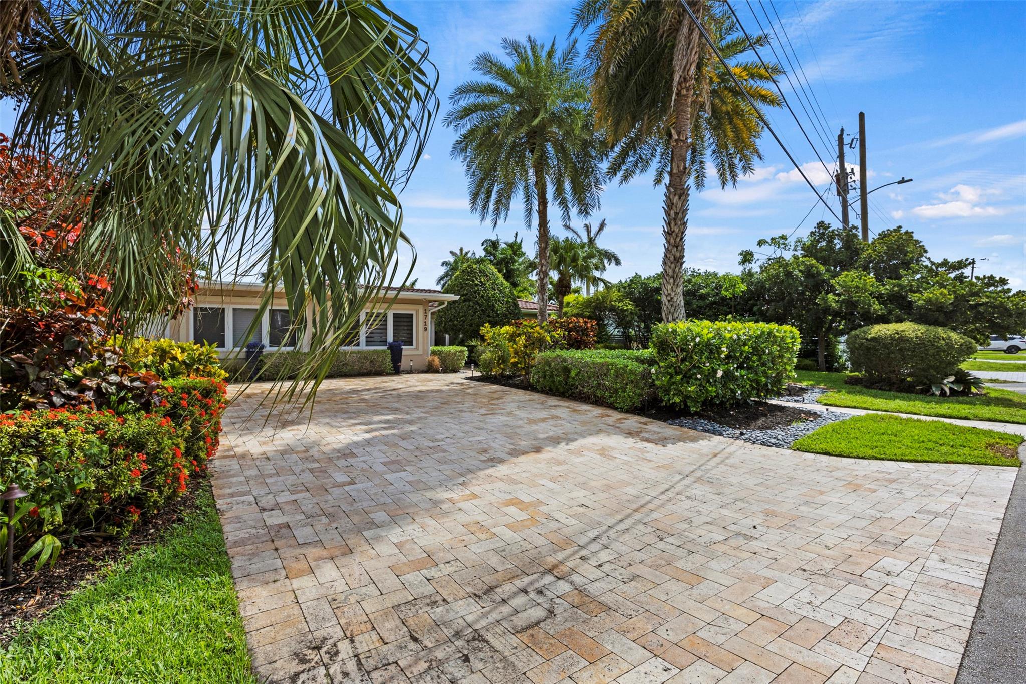 1719 Poinsettia Dr