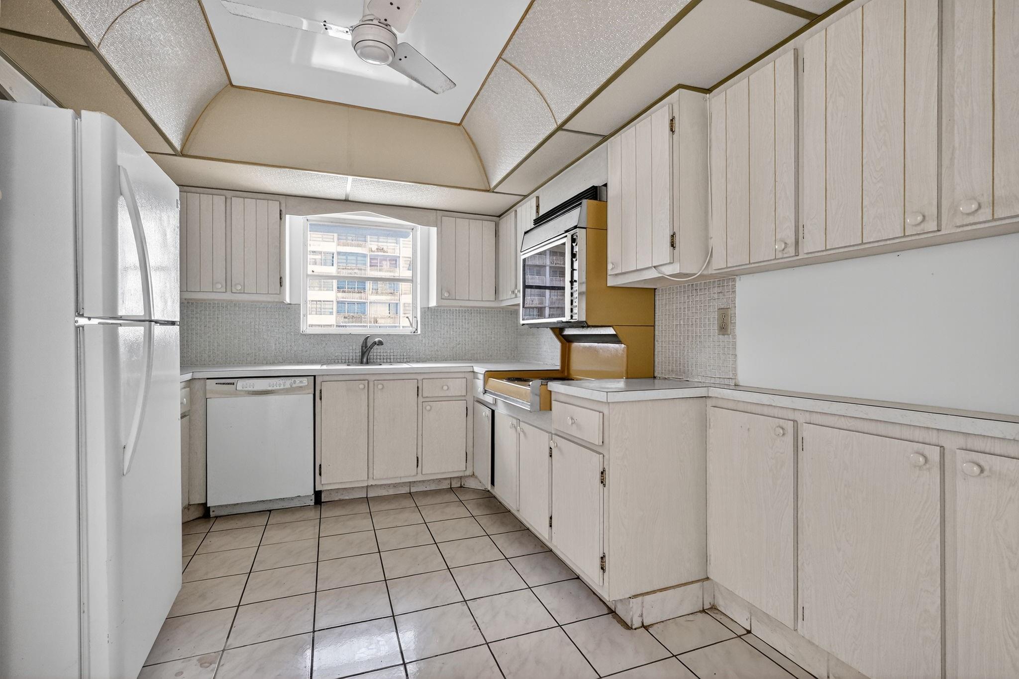 Commodore Plaza - Residential