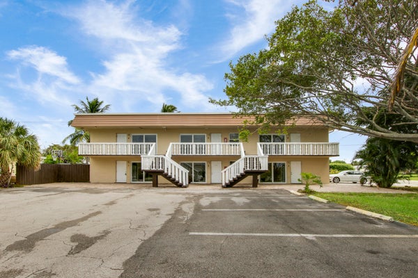 593 PALMETTO DR APT 1, WEST PALM BEACH, FL 33403 - Image c8e248a331fc105ac4ddc2669c2f0873/2266325543