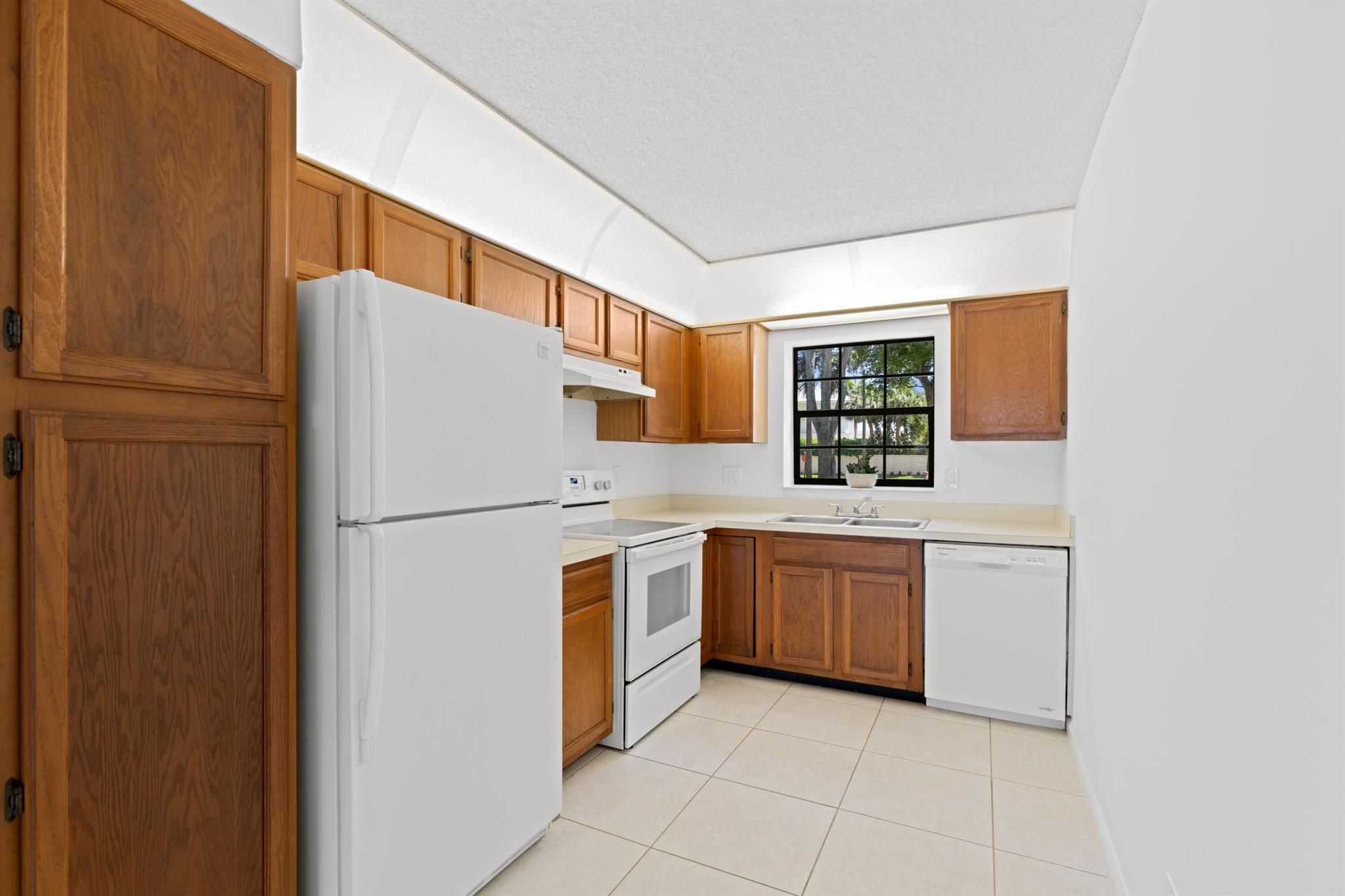 LAKE WINDWOOD CONDO - Residential