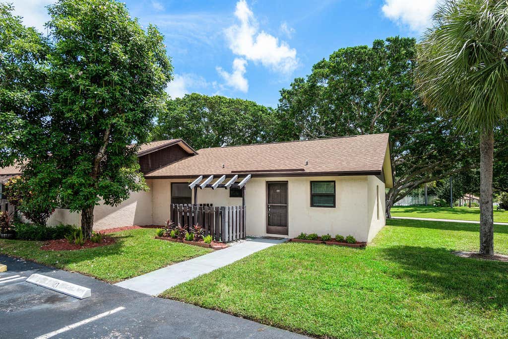 Photo of 28 VIA DE CASAS NORTE #28, Boynton Beach, FL 33426 (MLS # B26061560)