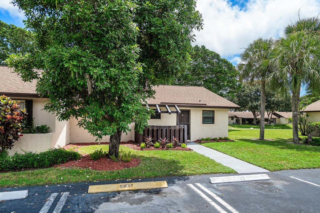 Photo of 28 VIA DE CASAS NORTE #28, Boynton Beach, FL 33426 (MLS # B26061560)