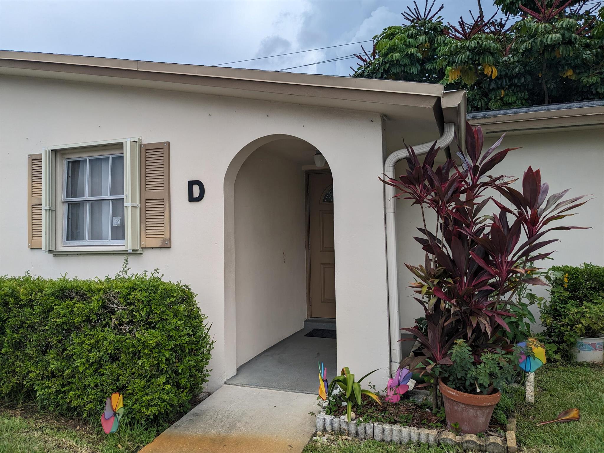 55 and older community with plenty of social activities and amenities, including a heated pool, club house, shuffle board. The one story villa with a remodeled kitchen and new appliances is the perfect retirement option. Enjoy a clean updated unit in an active community!