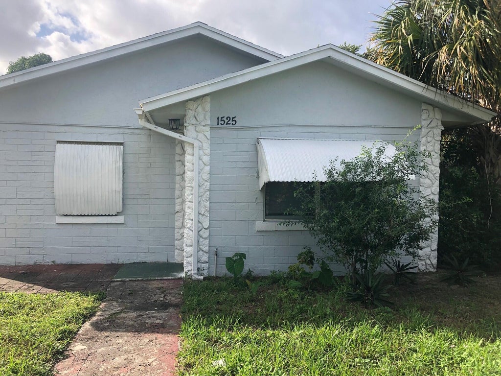 Photo of 1525 W 15TH Street, Riviera Beach, FL 33404 (MLS # B26066499)
