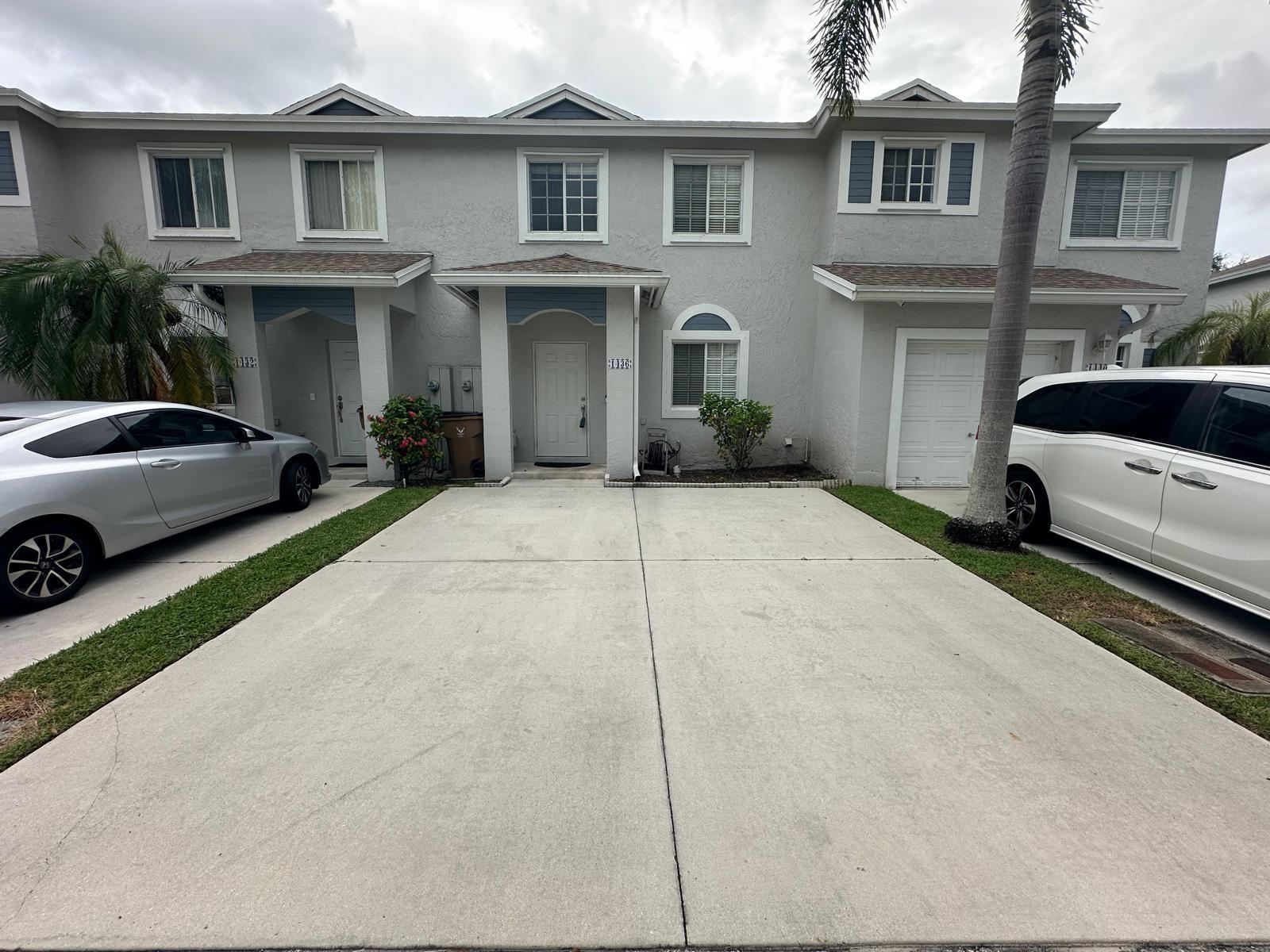 Beautiful two-story home located in a gated community with 24-hour security and two private parking spaces. Prime location close to the beach, shopping, and major attractions.
This modern townhome features a gourmet kitchen, stylish bathrooms, and spacious living areas.
Enjoy resort-style amenities including two clubhouses, two pools, a gym, pickleball courts, BBQ area, spa, and hot tub.