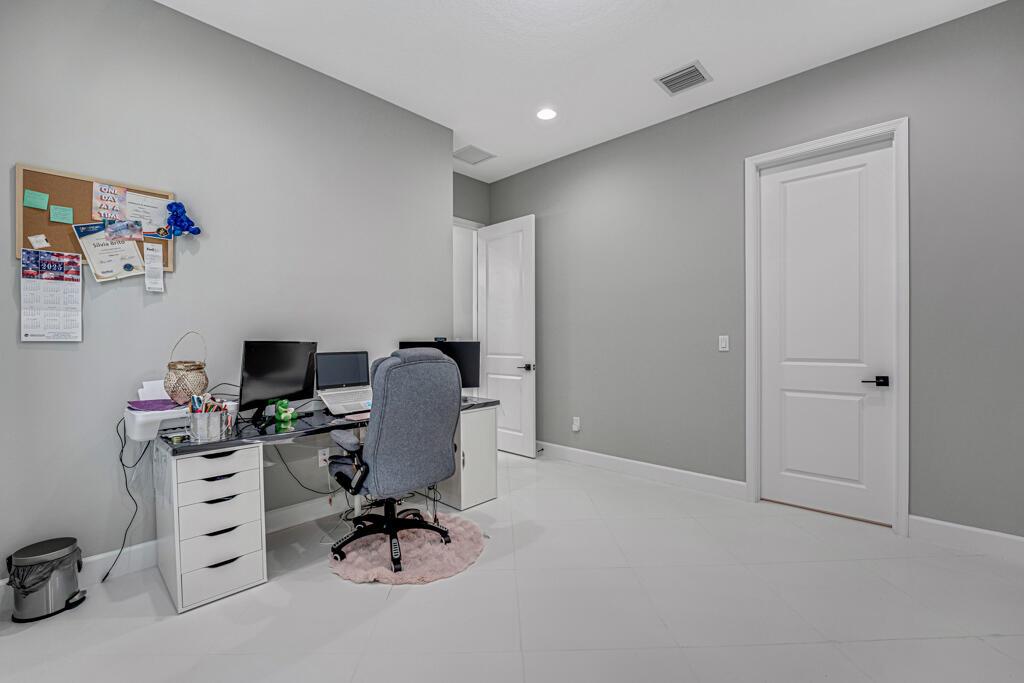 ORCHARDS OF WESTLAKE PHAS - Residential Lease