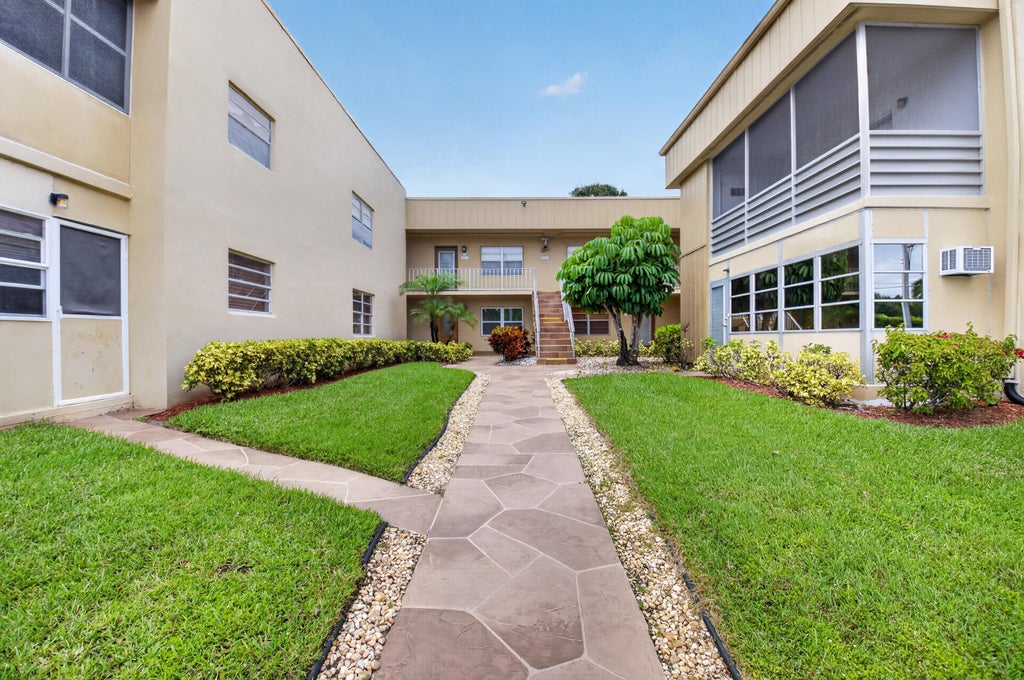 Photo of 506 E Capri Road #506, Delray Beach, FL 33484 (MLS # B26039939)