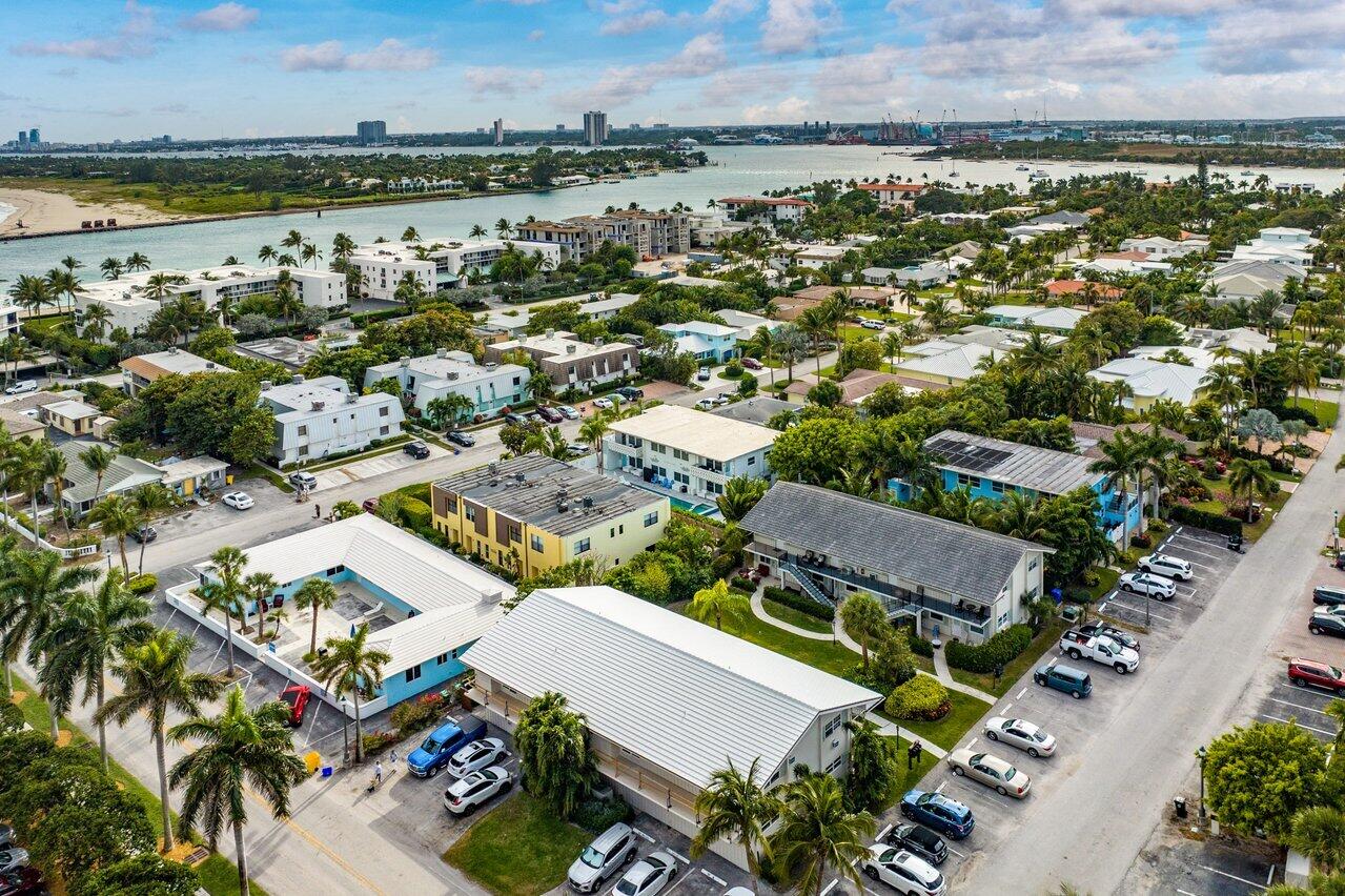 BEACH HOUSE CONDO - Residential